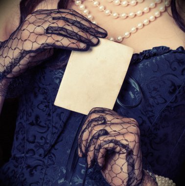 kadın holding vintage kağıt levha