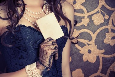 kadın holding vintage kağıt levha