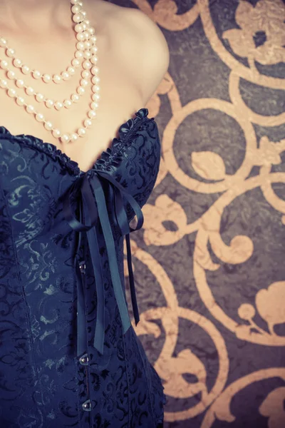 Žena nosí černý korzet a perly — Stock fotografie
