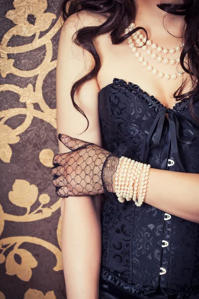 Mulher vestindo espartilho preto e pérolas — Fotografia de Stock