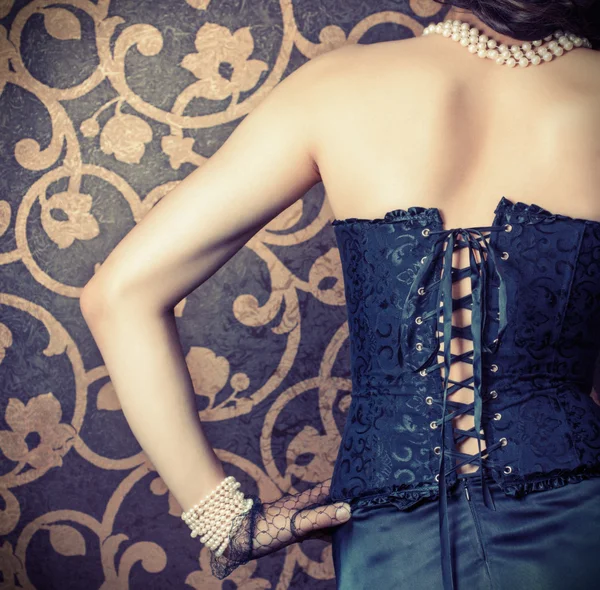 Femme portant corset noir et perles — Photo