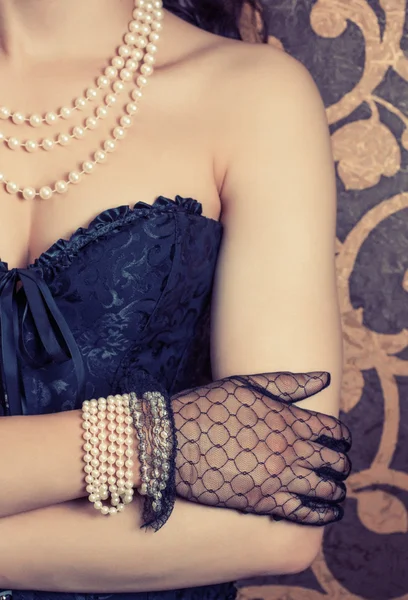 Kobieta ubrana w czarny gorset i perły — Zdjęcie stockowe