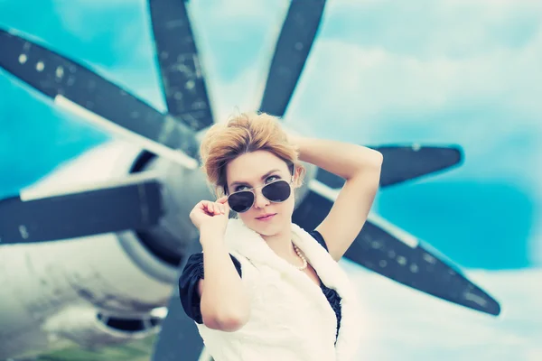 Mulher bonita contra avião — Fotografia de Stock