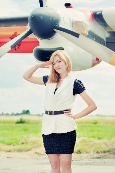 Frau posiert in der Nähe von Flugzeug — Stockfoto