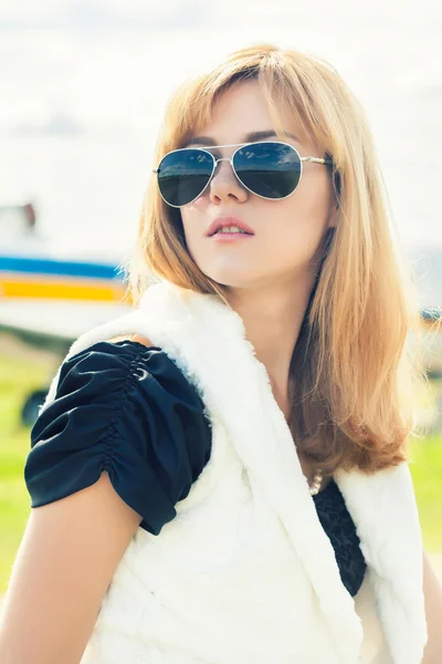 Woman  against plane — Stock Photo, Image