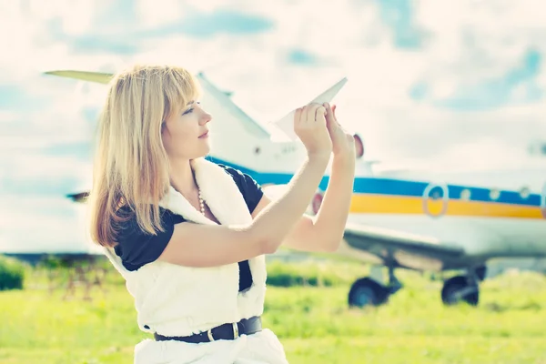 Vrouw met papier vliegtuig — Stockfoto