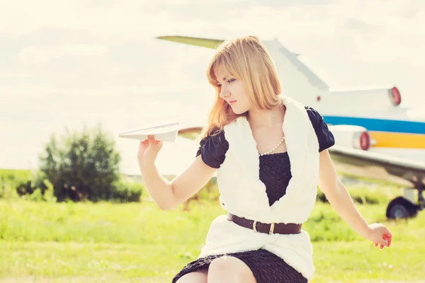 Žena držící papírové letadlo — Stock fotografie