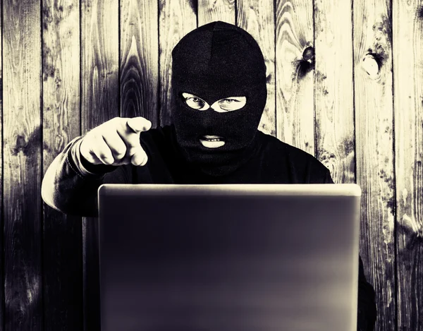 Hacker i en balaclava — Stockfoto