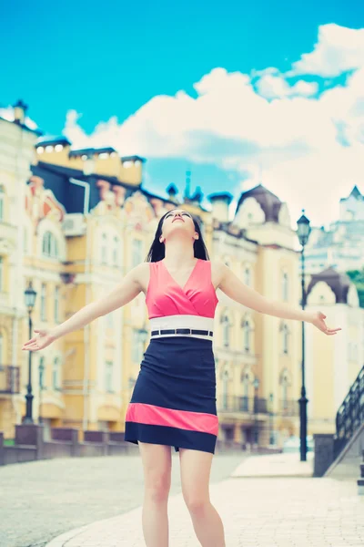 Woman posing on a city street — Stock Photo, Image