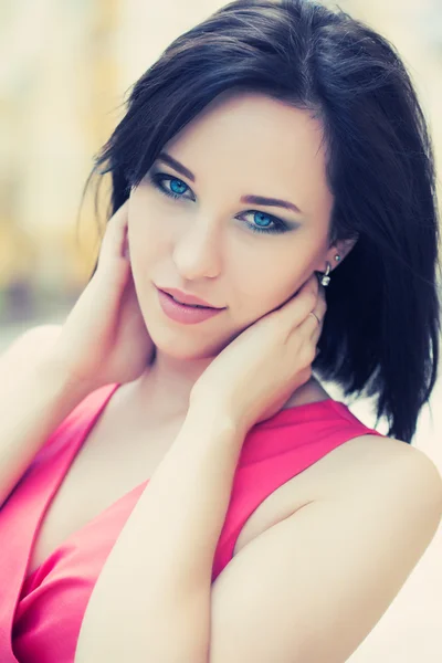 Woman posing on a city street — Stock Photo, Image