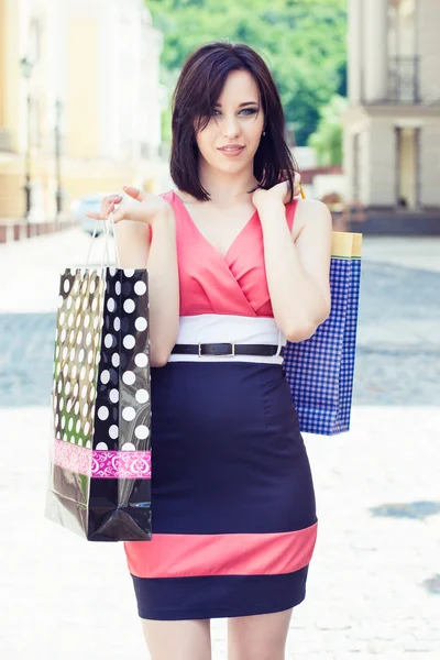 Mulher segurando sacos de compras — Fotografia de Stock