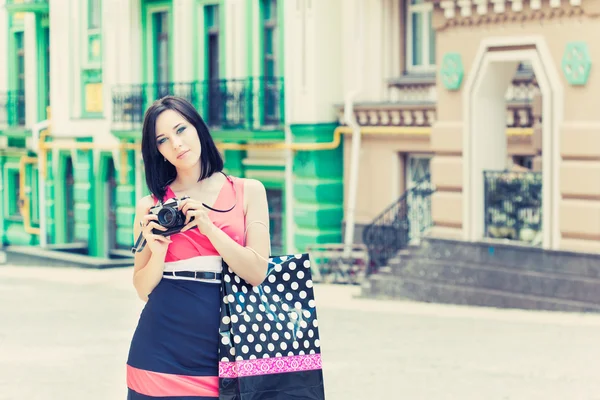 Женщина фотографирует на винтажную камеру — стоковое фото