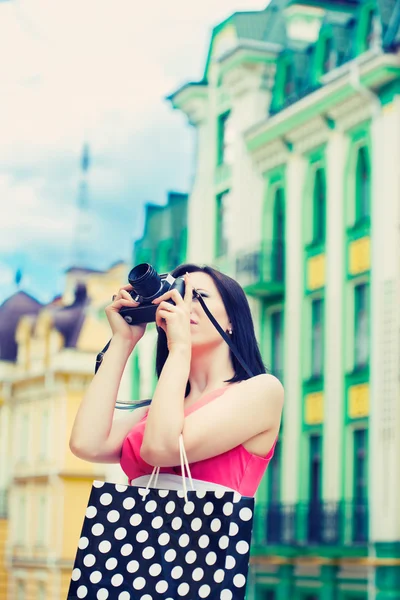 Woman taking photos with vintage camera — Stock Photo, Image