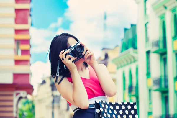 Woman taking photos with vintage camera — Stock Photo, Image