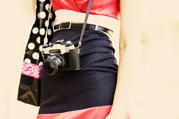 Woman taking photos with vintage camera — Stock Photo, Image