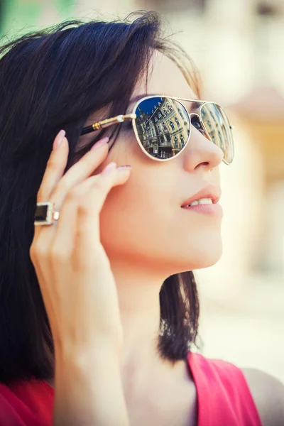 Schöne junge Frau mit Sonnenbrille — Stockfoto