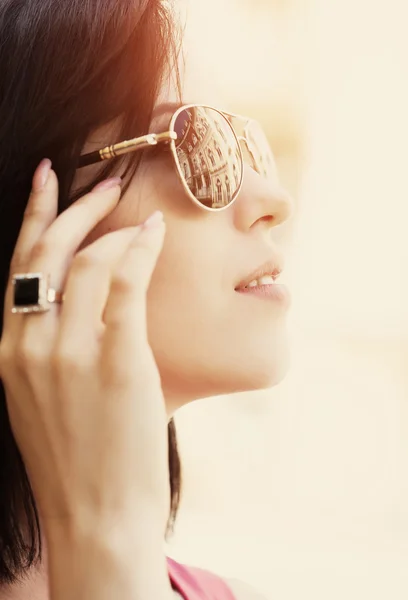 Bella giovane donna con gli occhiali da sole — Foto Stock