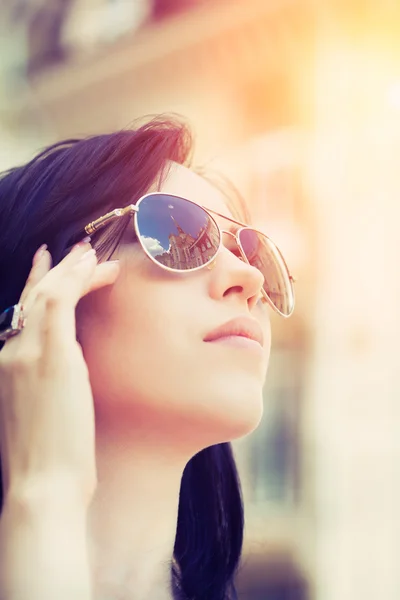 Beautiful young woman wearing sunglasses — Stock Photo, Image