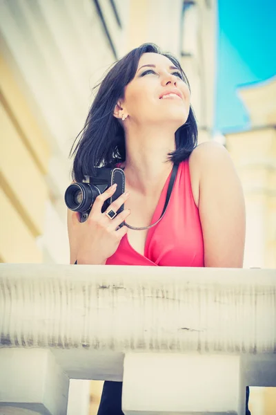 Mulher segurando uma câmera vintage — Fotografia de Stock