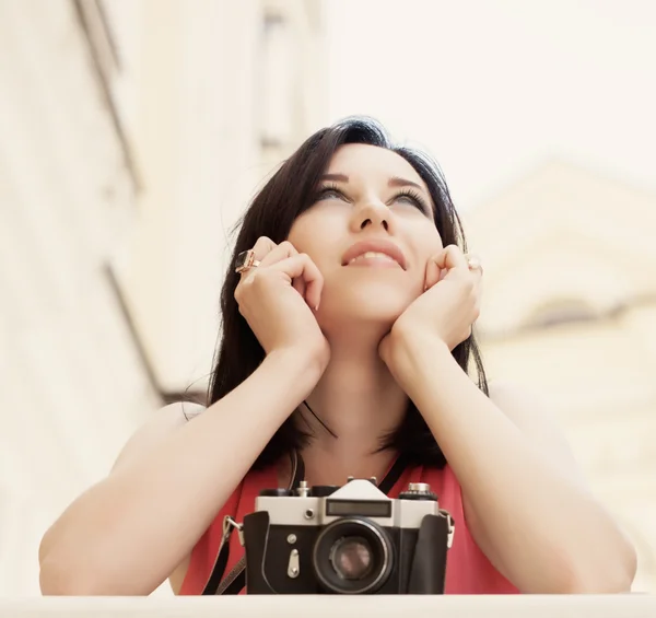 Femme tenant une caméra vintage — Photo