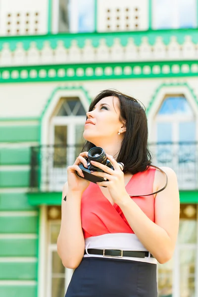 Žena fotografování s fotoaparátem vinobraní — Stock fotografie