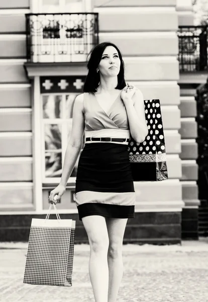 Mujer sosteniendo bolsas de compras —  Fotos de Stock