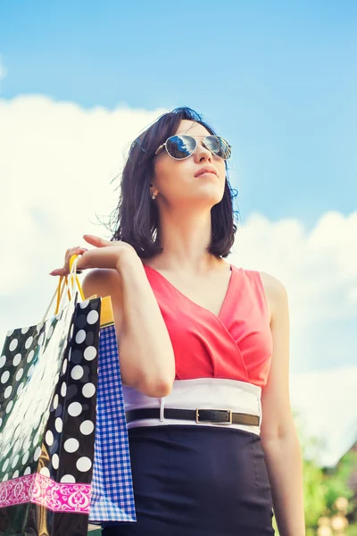 Mulher segurando sacos de compras — Fotografia de Stock