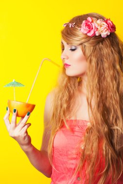 çelenk takmış ve kokteyl tutan kadın