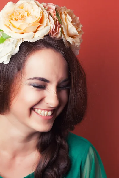 Vrouw dragen krans en bedrijf groene druiven — Stockfoto