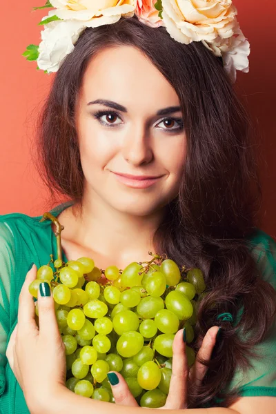 Woman wearing wreath and holding green grapes — Stock Photo, Image