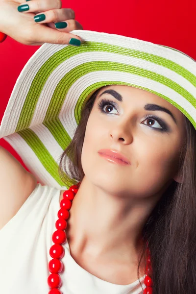 Mujer joven con sombrero a rayas — Foto de Stock