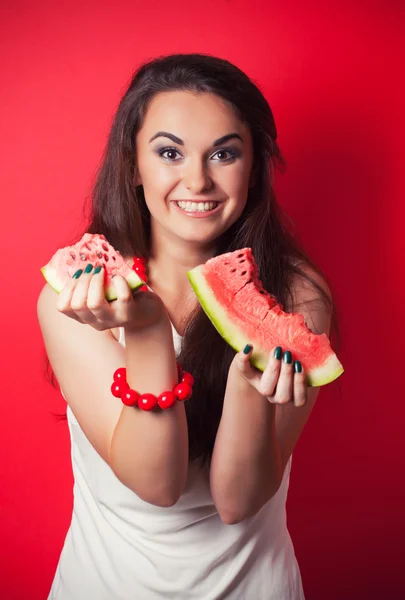 Jovem mulher segurando melancia — Fotografia de Stock