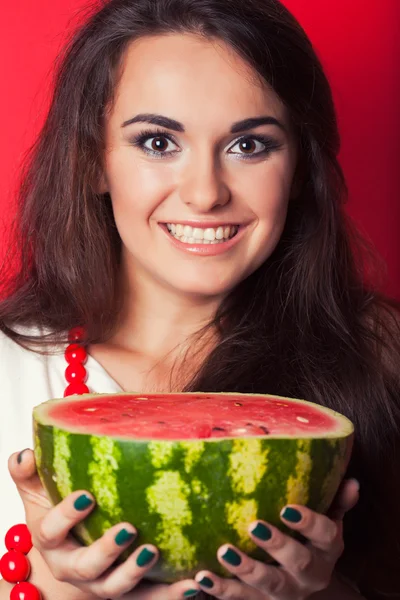 Jovem mulher segurando melancia — Fotografia de Stock
