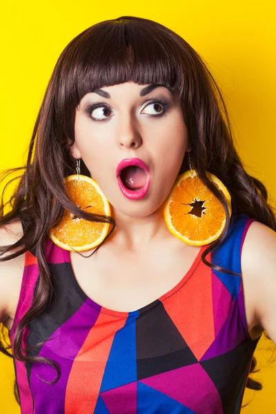 Mulher emocional usando brincos feitos de laranja — Fotografia de Stock