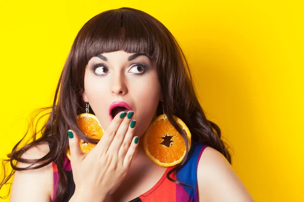 Mujer emocional con pendientes hechos de naranja —  Fotos de Stock