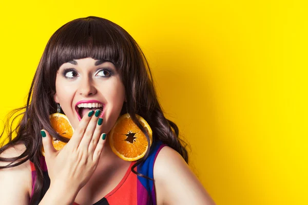 Mulher emocional usando brincos feitos de laranja — Fotografia de Stock