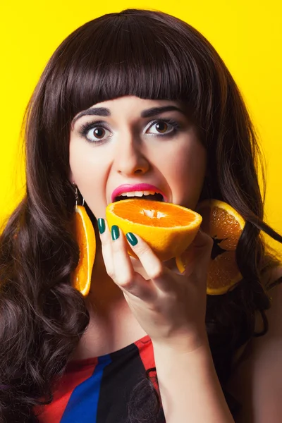 Žena jíst pomeranče polovinu — Stock fotografie