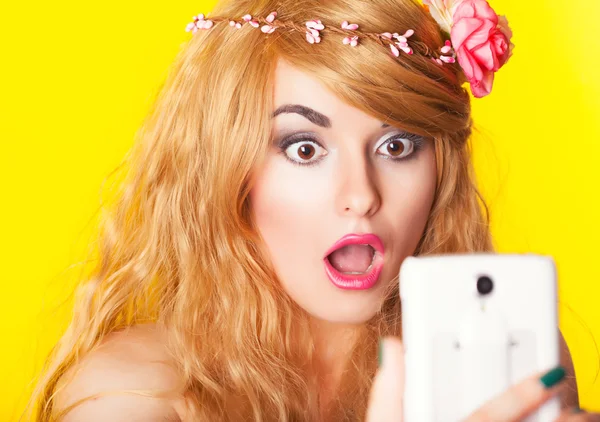 Mulher fazendo selfie usando smartphone — Fotografia de Stock