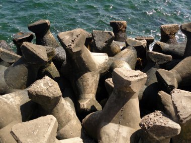 Deniz kıyısında ve taşlar.