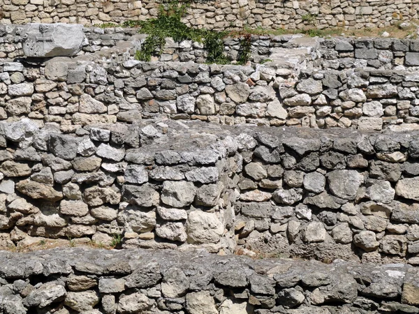 taş teras duvarı.