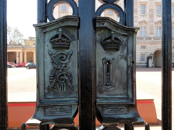 Puerta de hierro antigua en el Palacio de Buckingham —  Fotos de Stock