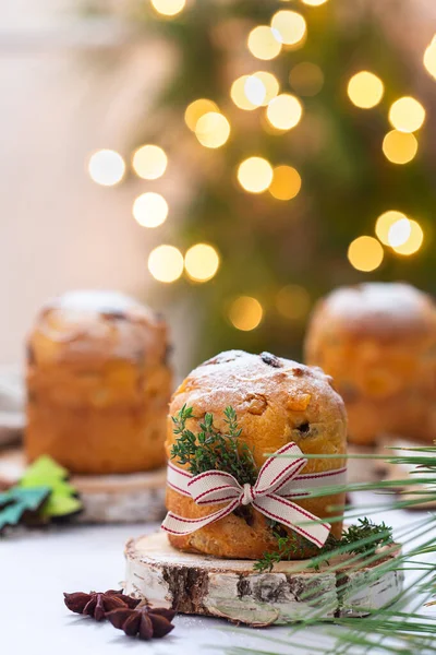 Traditionell italiensk julkaka Panettone med festliga dekorationer — Stockfoto