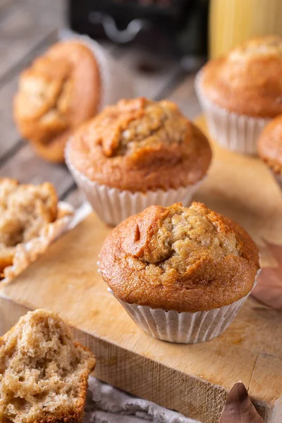 Hausgemachte Herbstkuchen oder Muffins mit Nüssen und Gewürzen — Stockfoto