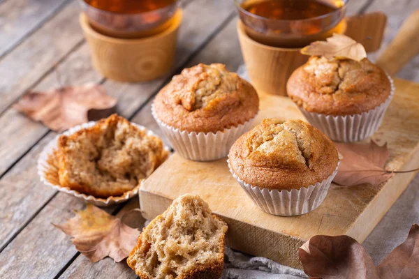 Hembakade höstkakor eller muffins med nötter och kryddor — Stockfoto