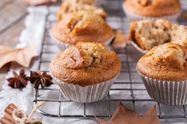 Torte autunnali fatte in casa o muffin con noci e spezie — Foto Stock