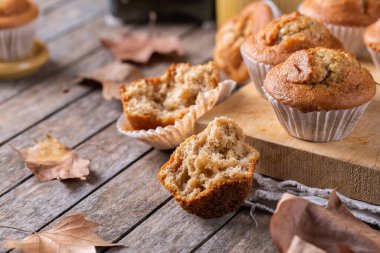 Ev yapımı sonbahar kekleri veya fındık ve baharatlı kekler.