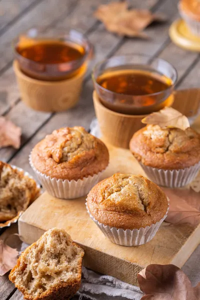 Hembakade höstkakor eller muffins med nötter och kryddor — Stockfoto