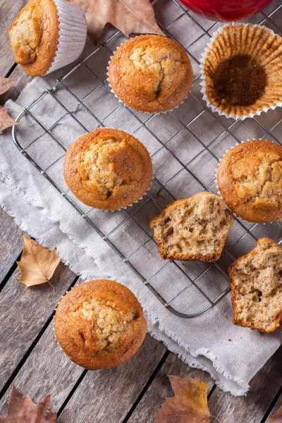 Hausgemachte Herbstkuchen oder Muffins mit Nüssen und Gewürzen — Stockfoto