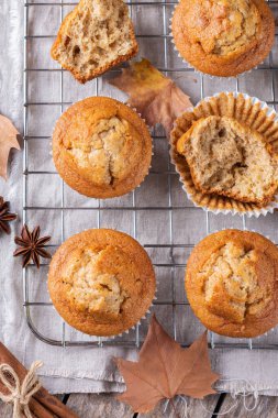 Ev yapımı sonbahar kekleri veya fındık ve baharatlı kekler.