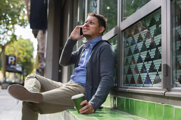 Homem andando na rua, bebendo café, conversando por telefone — Fotografia de Stock